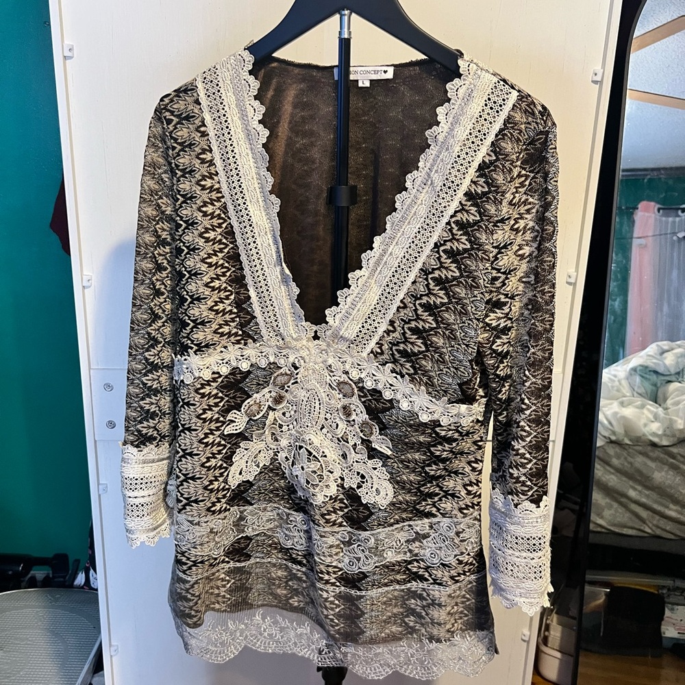 🔴Chic Black and White Lace Blouse